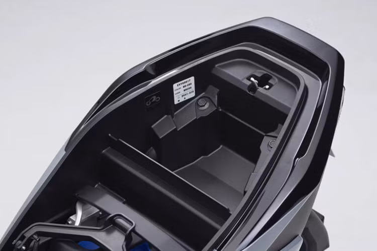 Đặc biệt mẫu xe máy điện cỡ nhỏ nhà Yamaha này cũng tích hợp nhiều tiện dụng với hai hốc chứa đồ đầu xe, kèm cổng sạc tiện dụng. Xe cũng có cốp chứa đồ dưới cốp thuận tiện khi mang đồ dùng.