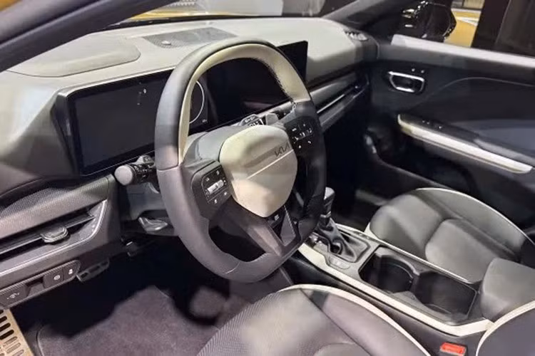 Tất cả các phiên bản đều được trang bị các tính năng như hỗ trợ tránh va chạm phía trước (FCA), kiểm soát hành trình thông minh (SCC) với chức năng dừng &amp; đi, hỗ trợ giữ làn đường (LKA), hỗ trợ theo làn đường (LFA), cũng như túi khí bên hông trung tâm phía trước (CSAB) đặc trưng của Kia.