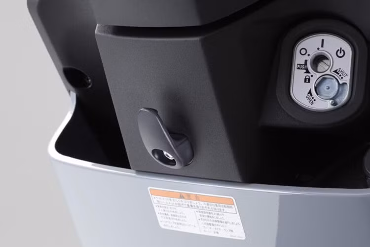 Yamaha JOG E vẫn sử dụng ổ khóa vật lý truyền thống, được tích hợp cả chức năng mở cốp. Lốp xe có kích thước 90/90-12 ở phía trước và 100/90-10 ở phía sau, với phanh đĩa ở bánh trước và phanh tang trống ở bánh sau.