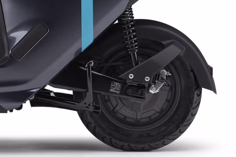 Xe đạt được tốc độ tối đa là 30 km/h và được tích hợp pin có thể tháo rời với quãng đường vận hành 53 km/lần sạc. Điểm mạnh là người dùng có thể sử dụng dịch vụ đổi pin tại trạm để đưa quãng đường di chuyển gần như không giới hạn.