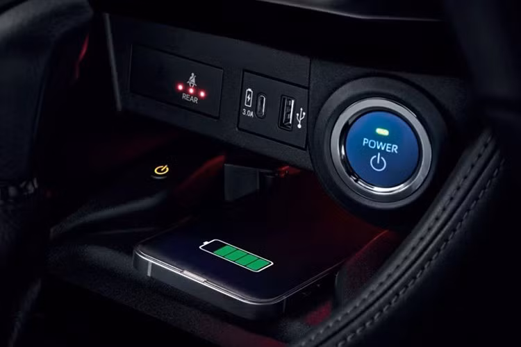 Xe sử dụng hệ truyền động hybrid 1.5L mã 2NR-VEX, động cơ xăng 4 xi-lanh DOHC dung tích 1.496 cc sản sinh công suất 91 mã lực và mô-men xoắn 121 Nm. Kết hợp với mô-tơ điện công suất 80 mã lực và 141 Nm, tổng công suất đạt 111 mã lực. Đi kèm là hộp số tự động e-CVT, hệ dẫn động cầu trước và pin lithium-ion dung lượng 0,7 kWh.