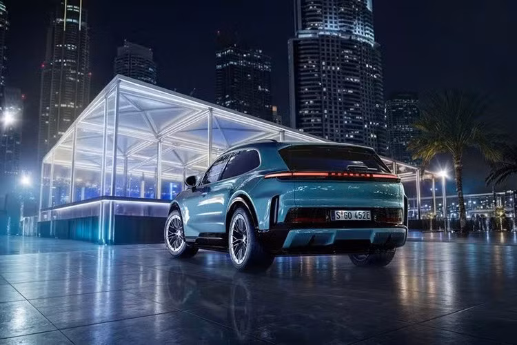 Đáng chú ý, chủ xe chỉ cần lái xe vào gara đỗ đúng vị trí, chiếc SUV sẽ tự động nhận năng lượng với công suất lên tới 11 kW mà không cần thao tác cắm dây thủ công, mang lại trải nghiệm tiện lợi hệt như sạc điện thoại thông minh.