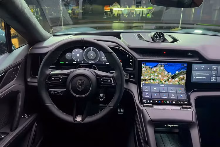 Bước vào khoang lái, người dùng sẽ choáng ngợp bởi không gian kỹ thuật số với màn hình cong trải dài. Ngoài cụm đồng hồ và màn hình giải trí trung tâm OLED, xe còn cung cấp tùy chọn màn hình phụ 14,9 inch cho ghế phụ.