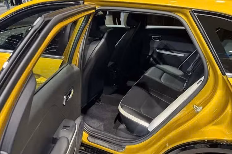 Trong khi đó, mẫu xe Kia K4 Hatchback và Sedan GT-Line vẫn được trang bị động cơ xăng tăng áp 1.6 lít nhỏ hơn với hộp số tự động tám cấp. hiên bản sau có giá từ 43.790 đô la Úc (giá bán lẻ đề xuất).