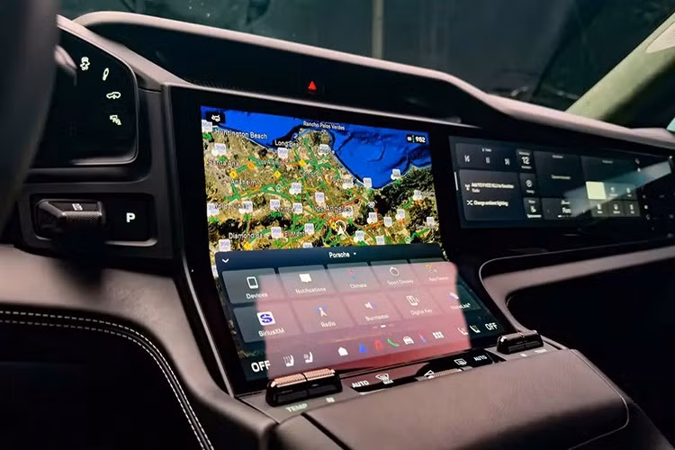 Đáng chú ý là hệ thống hiển thị thông tin trên kính lái (HUD) kích thước lên tới 87 inch tích hợp thực tế tăng cường. Dù sở hữu lượng màn hình "khủng", Porsche vẫn tinh tế giữ lại các phím vật lý cho điều hòa và âm lượng để đảm bảo thao tác thuận tiện khi lái xe.