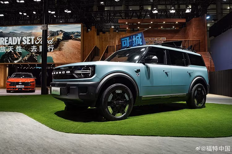 Ford vừa chính thức mở bán mẫu SUV chạy điện hoàn toàn Bronco Basecamp 2025 mới tại thị trường Trung Quốc – một phiên bản không chỉ mạnh mẽ hơn mà còn được trang bị hiện đại vượt trội so với những gì người dùng Mỹ đang có, trong khi giá bán lại gần như tương đương.