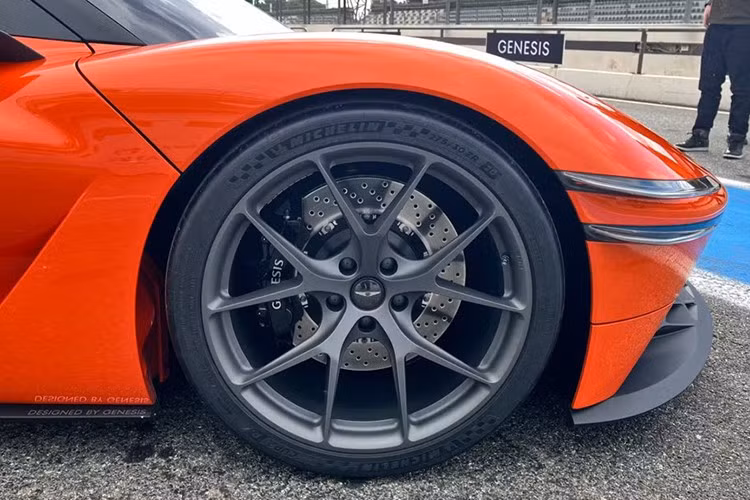 Ông nói thêm rằng chiếc xe "có cảm giác kết nối một cách tự nhiên với người lái, giữ vững dưới áp lực và được tinh chỉnh tỉ mỉ để mọi bộ phận đều phục vụ một mục đích duy nhất: giúp hiệu suất vận hành trở nên dễ dàng".