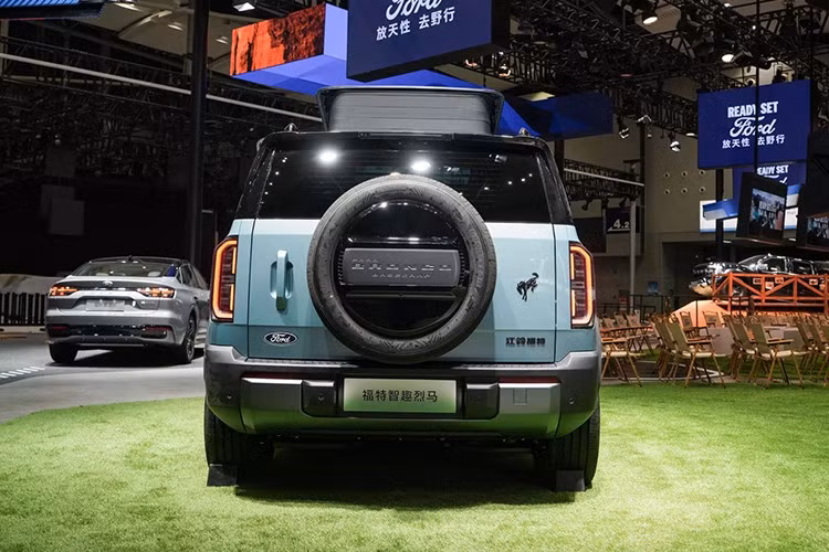 Với mức giá bán ngang ngửa tại thị trường Mỹ, Bronco điện Basecamp đặt chân vào phân khúc mà nhiều người Mỹ vẫn quen thuộc, nhưng sự khác biệt nằm ở hệ truyền động. Mức giá này có thể xem là tương đồng với "người anh em" Ford Territory tại Việt Nam (khoảng 770-904 triệu đồng).