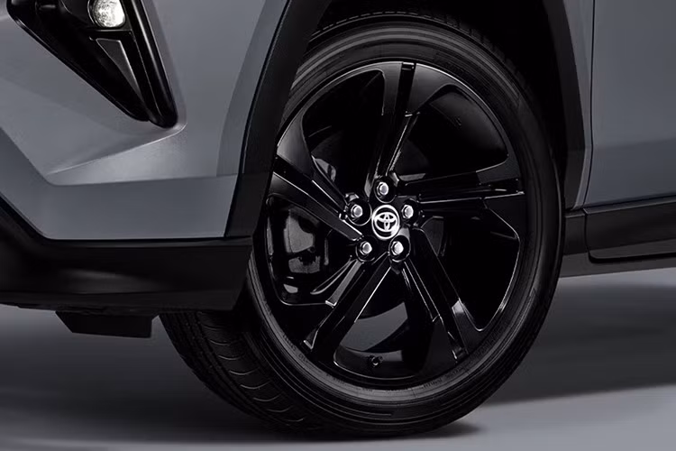 Mui xe cũng được phối màu đen tạo hiệu ứng tương phản nổi bật với màu sơn mới Cement Grey Metallic – một tùy chọn màu độc quyền chưa từng xuất hiện trên Yaris Cross trước đây.