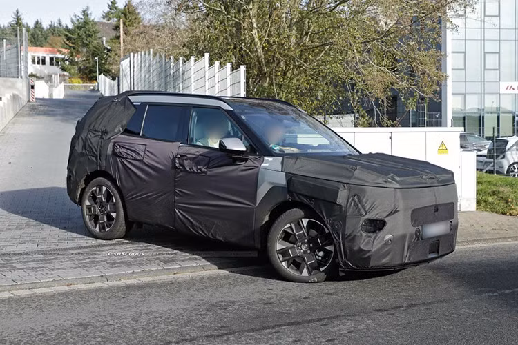 Có vẻ như người tiêu dùng châu Âu sẽ phải sống thiếu động cơ diesel, vì Hyundai Tucson hoàn toàn mới được cho là sẽ loại bỏ tùy chọn này và chuyển sang sử dụng hệ dẫn động hybrid. Hệ truyền động plug-in hybrid dự kiến ​​sẽ cho phép xe chạy được quãng đường 100 km chỉ với động cơ điện. Chưa hết, một phiên bản hiệu suất cao N cũng đang được phát triển.