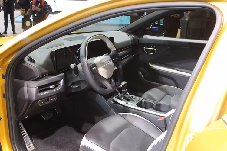 Tất cả đều được trang bị hệ truyền động nâng cấp, một phần trong những thay đổi của năm 2026, bao gồm động cơ phun xăng đa điểm (MPI) 2.0 lít mới với chu trình Atkinson kết hợp với hộp số vô cấp (CVT).