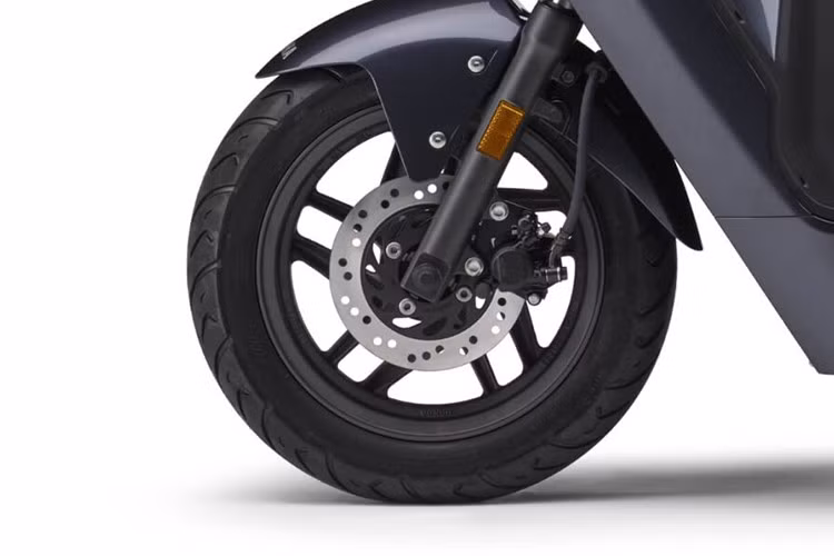 Về sức mạnh, Yamaha JOG E được trang bị động cơ điện AC Synchronous loại inhub, với công suất tối đa 1.7 kW tại 540 vòng/phút và mô-men xoắn tối đa 90 Nm tại 25 vòng/phút.