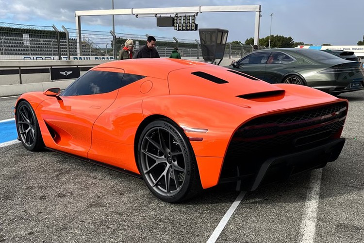 Tiến về phía sau, có thể thấy nắp capo vỏ sò với khe thông gió, cửa cánh bướm và cột A sơn đen tạo hiệu ứng vòm che phủ kín. Mẫu concept này cũng sở hữu thân xe liền mạch, tay nắm cửa lắp chìm và cabin "đuôi thuyền" thu hẹp dần về phía sau.