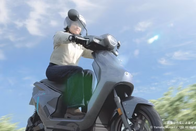 Dù được coi là sự kế thừa dòng xe tay ga mini Jog bản xăng trước đây, nhưng Yamaha Jog-E về cơ bản nó lại như là một chiếc Honda Icon e: được đổi mặt trước và phần đầu dành cho thị trường nội địa Nhật.