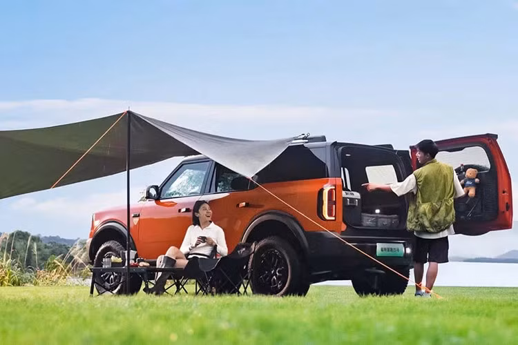 Thiết kế của Basecamp vẫn giữ phong cách cơ bắp đặc trưng của dòng Bronco, nhưng được tinh chỉnh theo thị hiếu người dùng châu Á: rộng rãi, thông minh, thân thiện với môi trường và đậm chất “tech”.