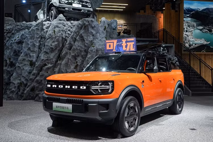 Ở phiên bản điện thuần, Ford Basecamp 2025 tại Tring Quốc trang bị 2 mô-tơ điện, tạo công suất tổng 445 mã lực, một con số ấn tượng so với nhiều mẫu SUV điện phổ biến. Nhờ bộ pin lớn 105,4kWh, xe có thể chạy tới 650km.