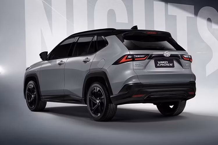 Giá bán của Yaris Cross HEV tại Thái dao động từ 789.000 baht (tương đương 640 triệu đồng) cho bản tiêu chuẩn HEV Smart, lên đến 849.000 baht (tương đương 690 triệu đồng) với bản HEV Premium. Bản cao cấp hơn là HEV Premium Luxury có thêm cửa sổ trời toàn cảnh có giá 899.000 baht (730 triệu đồng).