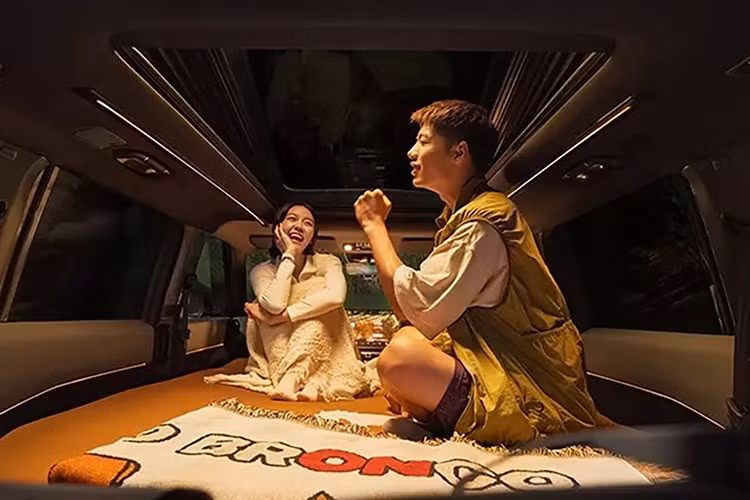 Khác với những mẫu Bronco tại Bắc Mỹ, Basecamp không phát triển từ Bronco Sport mà là sản phẩm của liên doanh Ford – JMC (Jiangling Motors Corporation). Đây là một phần trong chiến lược “nội địa hóa” của Ford nhằm cứu vãn thị phần đang lao dốc tại Trung Quốc, từ hơn 1,2 triệu xe vào năm 2014 xuống chưa đầy 200.000 xe vào năm ngoái.