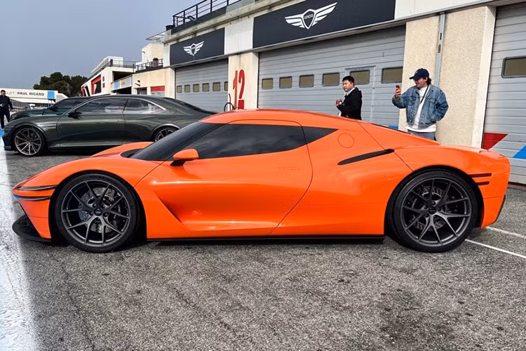 Các nhà thiết kế cũng trang bị cho xe một hốc hút gió rộng với họa tiết vân con thoi G-Matrix bắt mắt. Cụm đèn pha đôi đặc trưng của Genesis cũng được thiết kế lại trên siêu xe này với những đường gân dập nổi tinh tế ở hai bên mép ngoài.