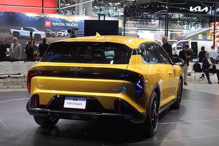 Tuyệt vời hơn nữa, cả Kia K4 Hatchback và Sedan đều có giá bán như nhau. Giá khởi điểm của chúng là 32.090 đô la Úc, tương đương khoảng 20.782 USD (543 triệu đồng) theo tỷ giá hối đoái hiện tại, rẻ hơn so với Kia K4 Sedan 2025 tại Mỹ, với giá khởi điểm 21.990 USD (575 triệu đồng) cho phiên bản S.