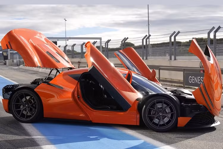 Magma GT còn có khe gió chắn bùn trước và hông sau cơ bắp. Chúng được kết hợp với bánh xe nhẹ, nằm phía sau là hệ thống phanh hiệu suất cao. Phần đuôi xe nổi bật với cản sau thông gió, dải đèn chiếu sáng toàn phần và logo Genesis phát sáng.