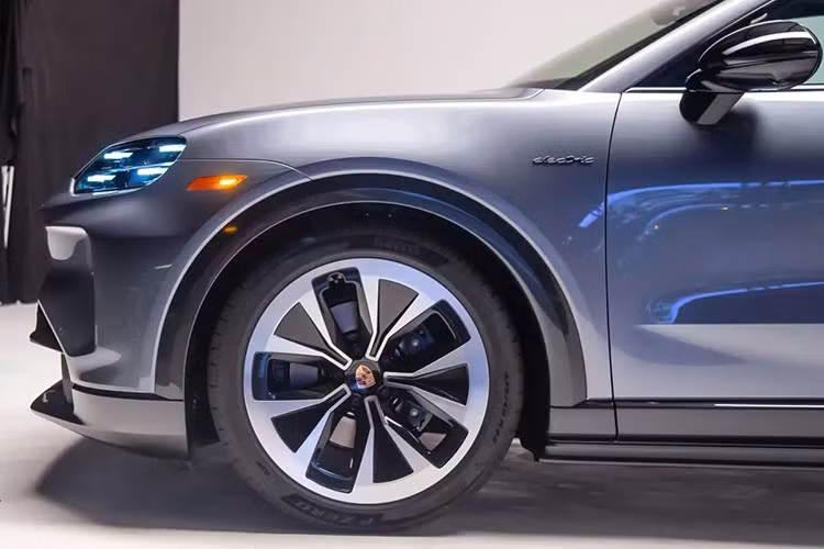 Với thông số khủng khiếp này, đây chính thức là chiếc xe thương mại mạnh nhất mà Porsche từng sản xuất. Xe có khả năng tăng tốc từ 0-97 km/h chỉ trong vỏn vẹn 2,4 giây, nhanh hơn đáng kể so với con số 3,1 giây của chiếc Cayenne Turbo GT động cơ đốt trong nhanh nhất hiện nay. Tốc độ tối đa của xe đạt 260 km/h.