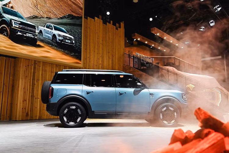 Mẫu Bronco Basecamp điện hóa được Ford phát triển thông qua liên doanh với Jiangling Motors Corporation, hướng tới nhu cầu của khách hàng Trung Quốc. Giá khởi điểm là 229.800 nhân dân tệ, tương đương khoảng 32.300 USD (851 triệu đồng), trong khi phiên bản cao cấp hơn có giá 282.800 tệ, khoảng 39.800 USD (1,048 tỷ đồng).