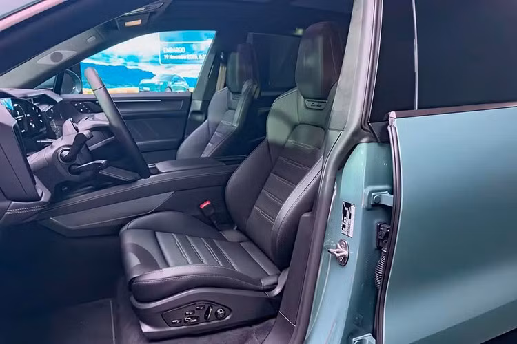 Khác biệt hoàn toàn với các thế hệ trước, Cayenne Electric sử dụng phiên bản kéo dài của kiến trúc PPE (Premium Platform Electric) vốn được dùng trên Macan Electric. Với việc kéo dài thêm 130 mm để đạt chiều dài cơ sở 3.020 mm, mẫu xe mới mang lại không gian để chân rộng rãi vượt trội cho hành khách phía sau so với bản chạy xăng.