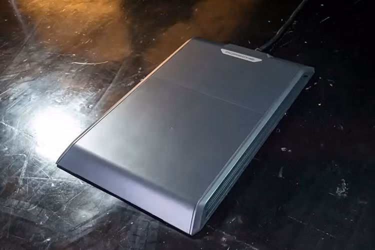 Điểm nhấn công nghệ ấn tượng nhất trên Cayenne Electric chạy diện hoàn toàn mới này chính là tùy chọn sạc cảm ứng không dây. Porsche trở thành nhà sản xuất ôtô đầu tiên tại Mỹ cung cấp tính năng này cho xe điện thương mại.