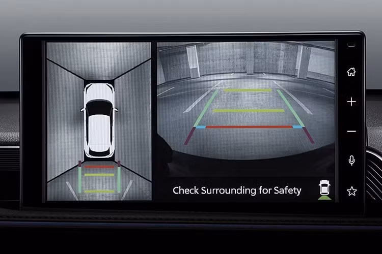 Yaris Cross HEV NightShade 2026 có màn hình cảm ứng 10,1 inch, hệ thống âm thanh 6 loa, sạc không dây, cửa sổ trời toàn cảnh, cốp điện có đá cốp, camera toàn cảnh và 6 túi khí. Xe cũng được tích hợp các tính năng an toàn chủ động trong gói Toyota Safety Sense.