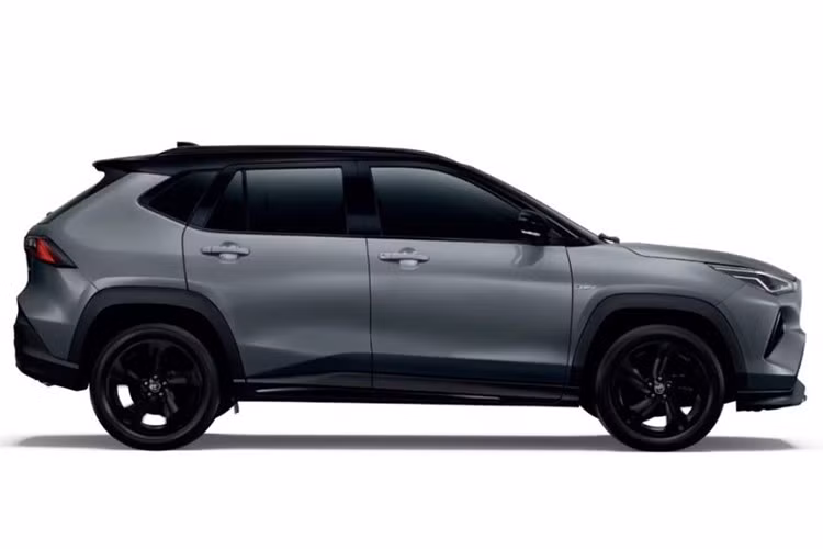 Về kích thước, Yaris Cross HEV có chiều dài tổng thể 4.310 mm, chiều rộng 1.770 mm, chiều cao 1.615 mm, chiều dài cơ sở 2.620 mm và khoảng sáng gầm xe đạt 210 mm – một con số lý tưởng cho điều kiện giao thông đô thị. Dung tích bình nhiên liệu là 36 lít.