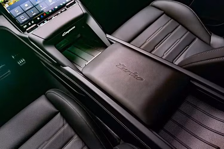 Trái tim của Porsche Cayenne Electric 2026 là bộ pin 113 kWh thế hệ mới, lớn hơn so với pin của Macan, kết hợp cùng kiến trúc 800V giúp khả năng sạc nhanh đạt công suất tối đa 400 kW. Trong điều kiện lý tưởng, xe chỉ mất chưa đầy 16 phút để sạc từ 10% lên 80%.