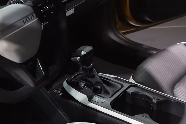 Phiên bản S với gói an toàn có màn hình toàn cảnh nâng cao, bổ sung thêm màn hình hiển thị cụm đồng hồ 12,3 inch thứ hai và giao diện HVAC chuyên dụng 5,0 inch, cùng với hệ thống kiểm soát khí hậu hai vùng và bộ AEB mở rộng cung cấp chức năng phát hiện rẽ và vượt xe tại ngã tư và phát hiện thay đổi làn đường trực tiếp/ngược chiều.