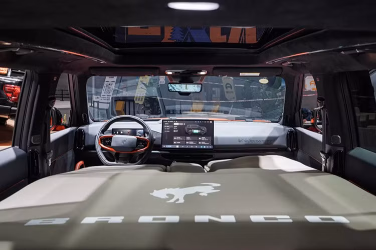 Bronco Basecamp điện tại Trung Quốc có kích thước lớn với chiều dài cơ sở 2.950 mm, dài hơn nhiều so với Bronco Sport Mỹ. Hệ thống mái kính có thể nâng lên như một chiếc lều cắm trại, kết hợp với hàng ghế gập phẳng, biến cabin thành “phòng ngủ mini” khi dã ngoại.