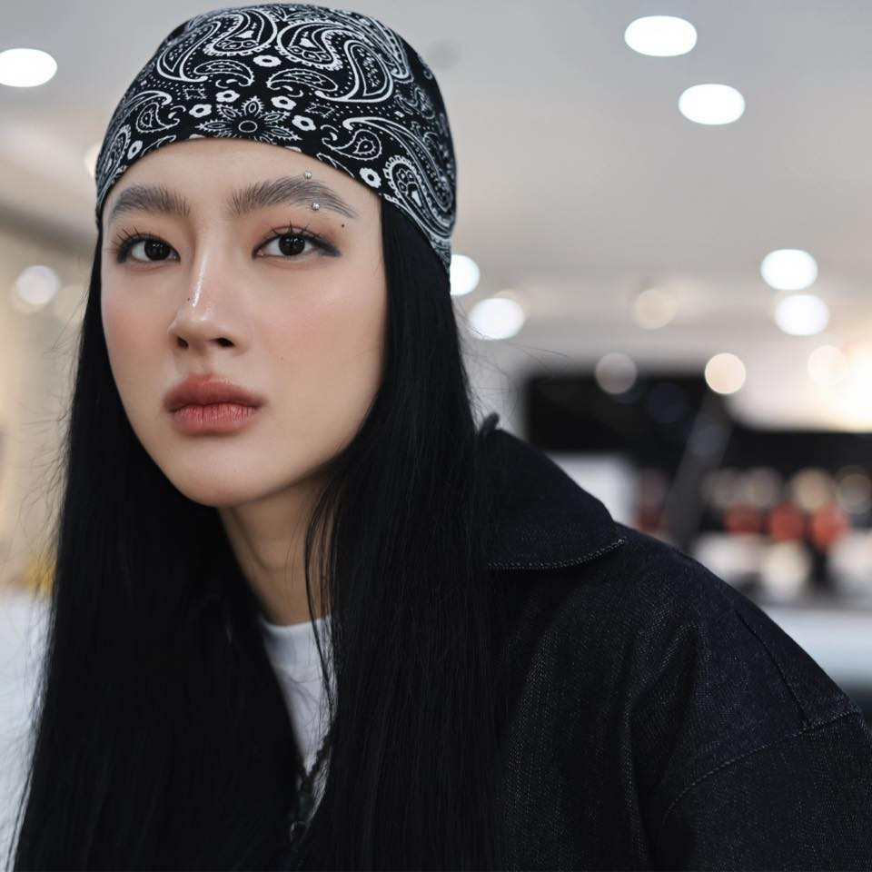 Thời gian qua, Angela Phương Trinh thay đổi khiến netizen chóng mặt. Từ hình ảnh cô gái mềm mại, nhẹ nhàng, nữ diễn viên biến mình thành 'cơ bắp khủng'.