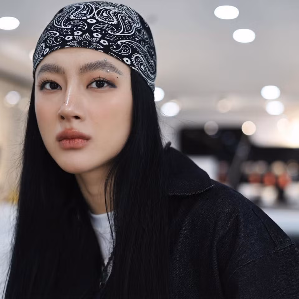 Thời gian qua, Angela Phương Trinh thay đổi khiến netizen chóng mặt. Từ hình ảnh cô gái mềm mại, nhẹ nhàng, nữ diễn viên biến mình thành 'cơ bắp khủng'.