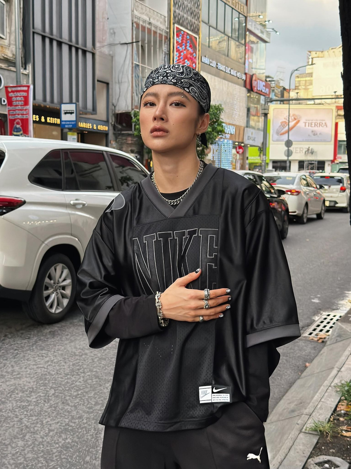 Trong những hình ảnh lan truyền, Angela Phương Trinh vừa nhảy theo nhạc, vừa thể hiện biểu cảm gợi cảm với ánh mắt khép hờ. Ở một khoảnh khắc khác, cô còn dùng tay kéo áo lên cao hơn, phần cạp quần lót lộ rõ trước ống kính.