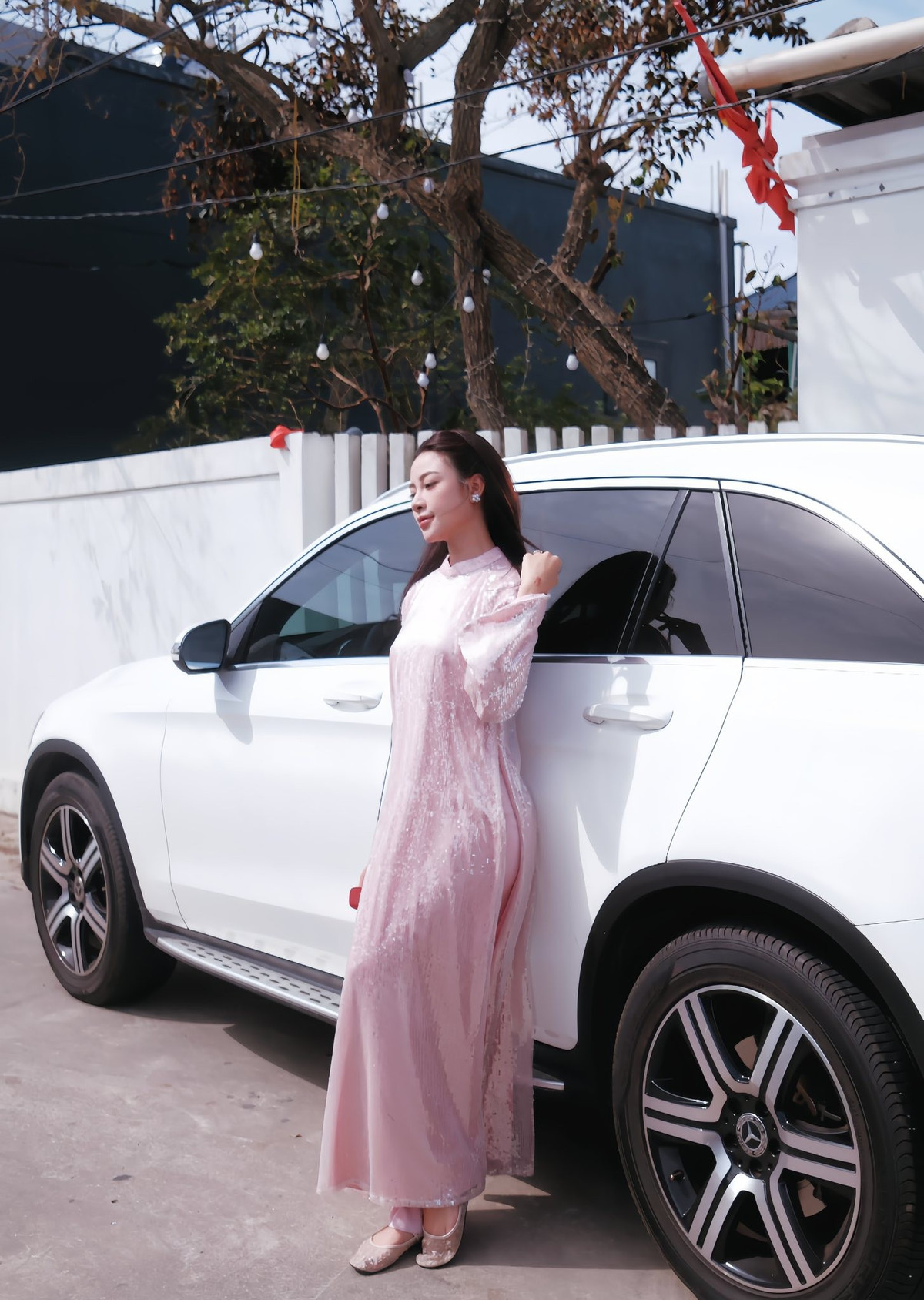 View - Vợ cầu thủ Phan Văn Đức thướt tha, dịu dàng trong tà áo dài truyền thống | Báo Tri thức và Cuộc sống - TIN TỨC PHỔ BIẾN KIẾN THỨC 24H