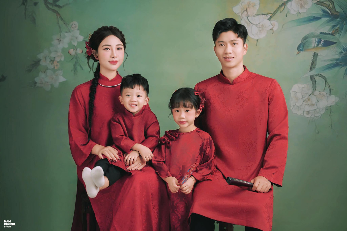 Dù bận rộn công việc, Nhật Linh vẫn dành nhiều thời gian chăm sóc gia đình nhỏ và hai con chung với Phan Văn Đức – bé Dâu Tây và Khoai Tây.