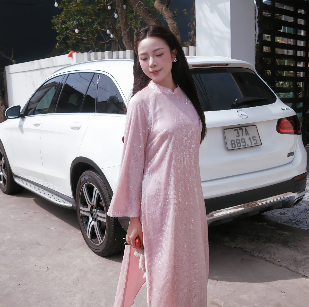 Võ Nhật Linh sinh năm 1997, quê Nghệ An. Trước khi lập gia đình, cô từng là sinh viên Sư phạm Giáo dục mầm non và được cộng đồng mạng ưu ái gọi là “cô giáo mầm non hot girl” nhờ ngoại hình xinh xắn, phong cách giản dị.