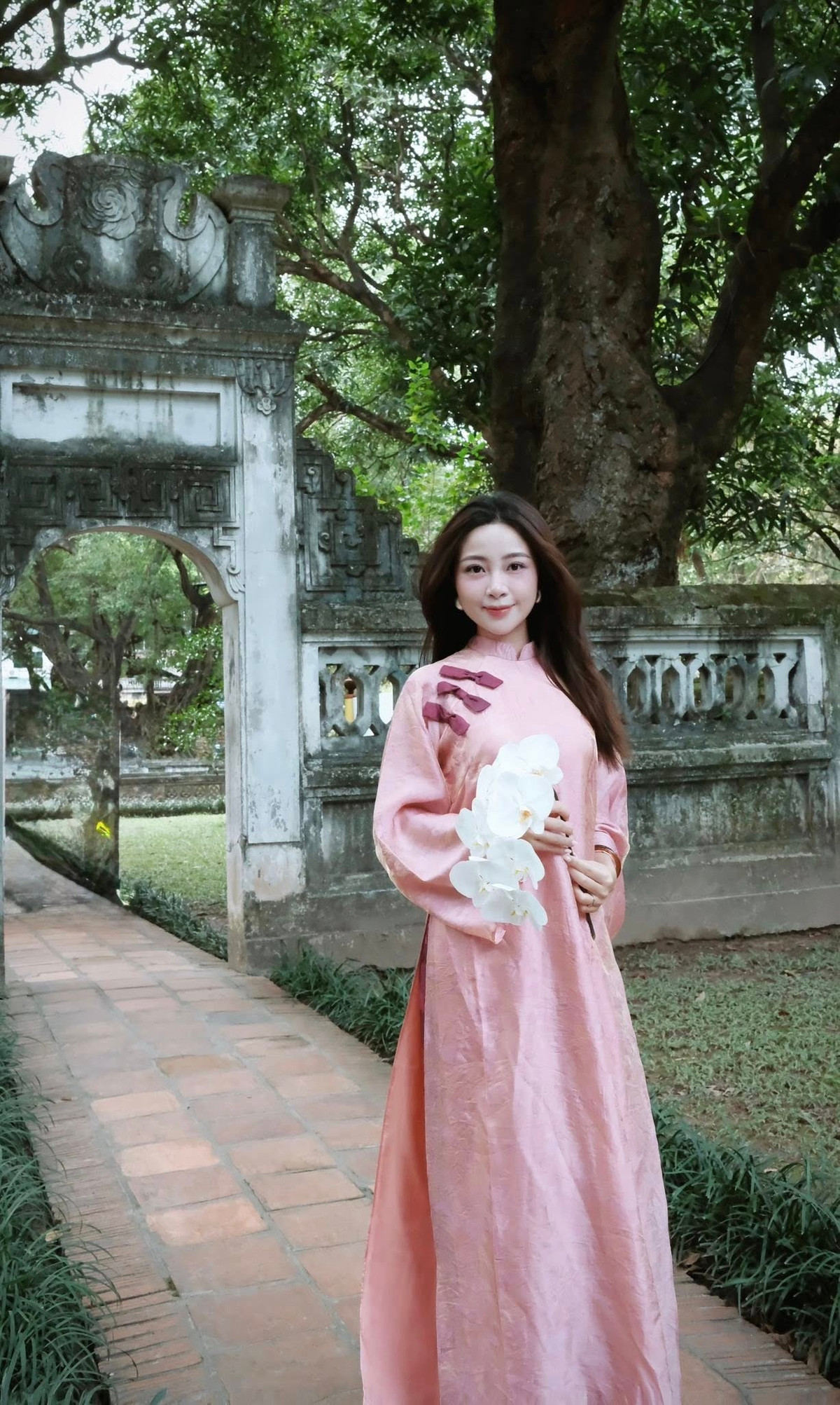 View - Vợ cầu thủ Phan Văn Đức thướt tha, dịu dàng trong tà áo dài truyền thống | Báo Tri thức và Cuộc sống - TIN TỨC PHỔ BIẾN KIẾN THỨC 24H