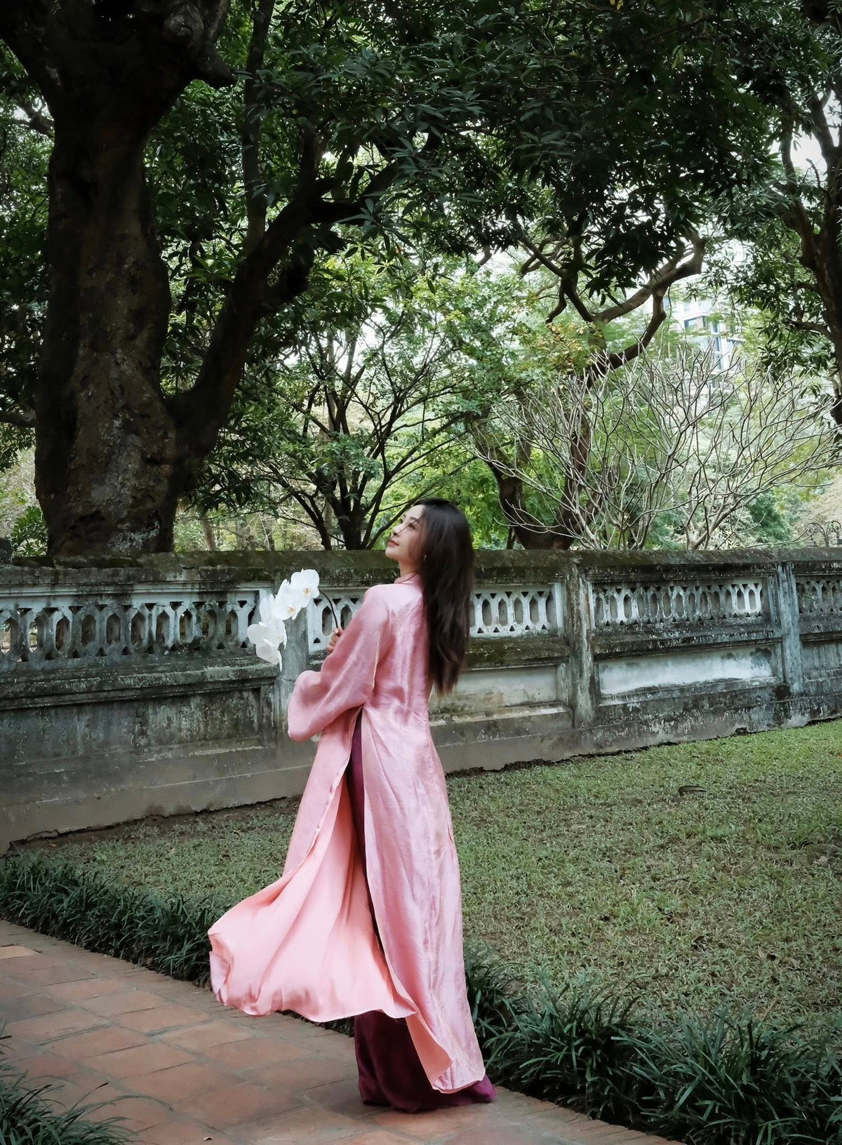 View - Vợ cầu thủ Phan Văn Đức thướt tha, dịu dàng trong tà áo dài truyền thống | Báo Tri thức và Cuộc sống - TIN TỨC PHỔ BIẾN KIẾN THỨC 24H