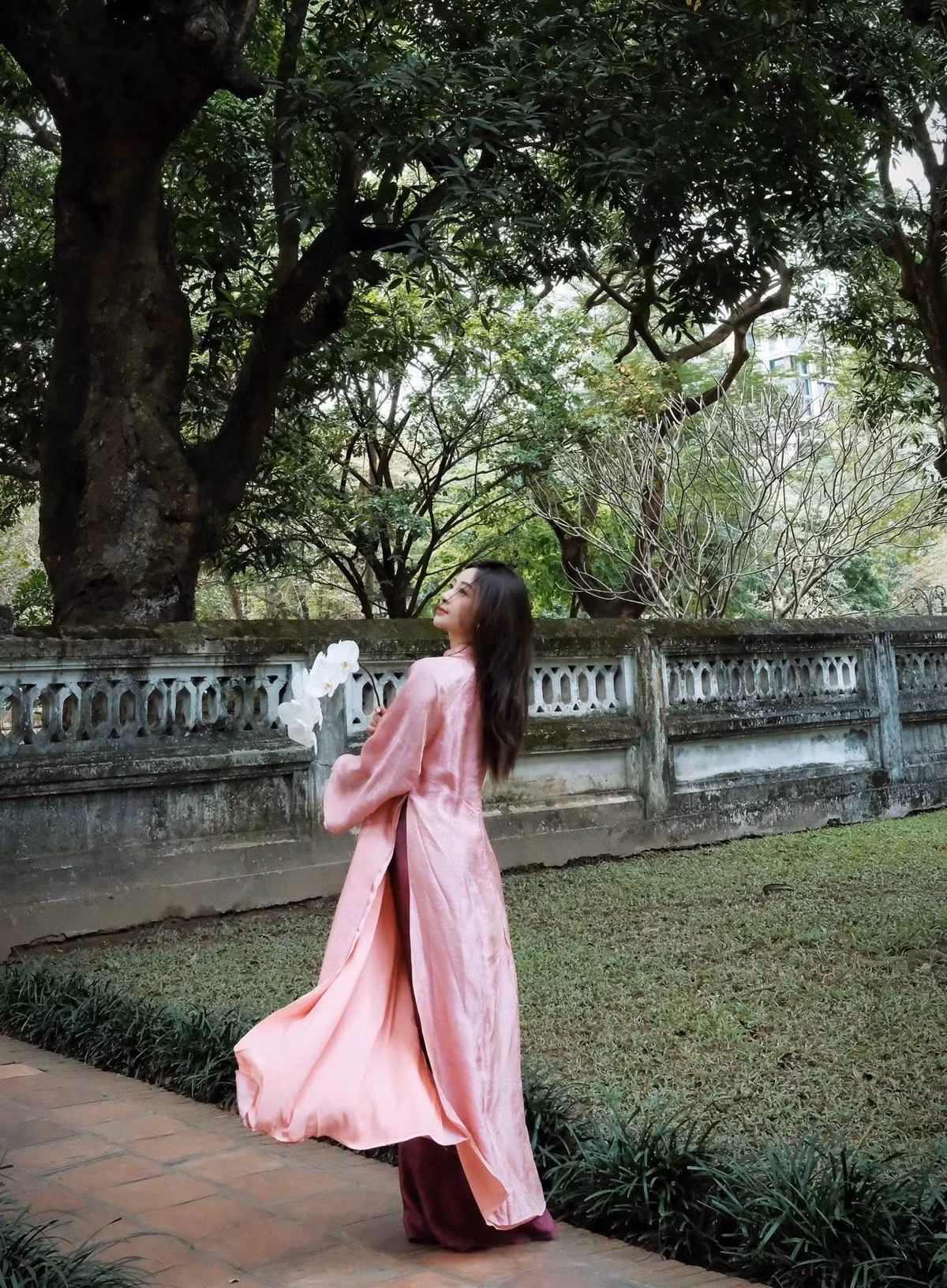 Mái tóc dài buông tự nhiên, gương mặt trang điểm nhẹ, đôi mắt hiền và nụ cười mềm mại giúp Nhật Linh ghi điểm tuyệt đối trong từng khung hình.