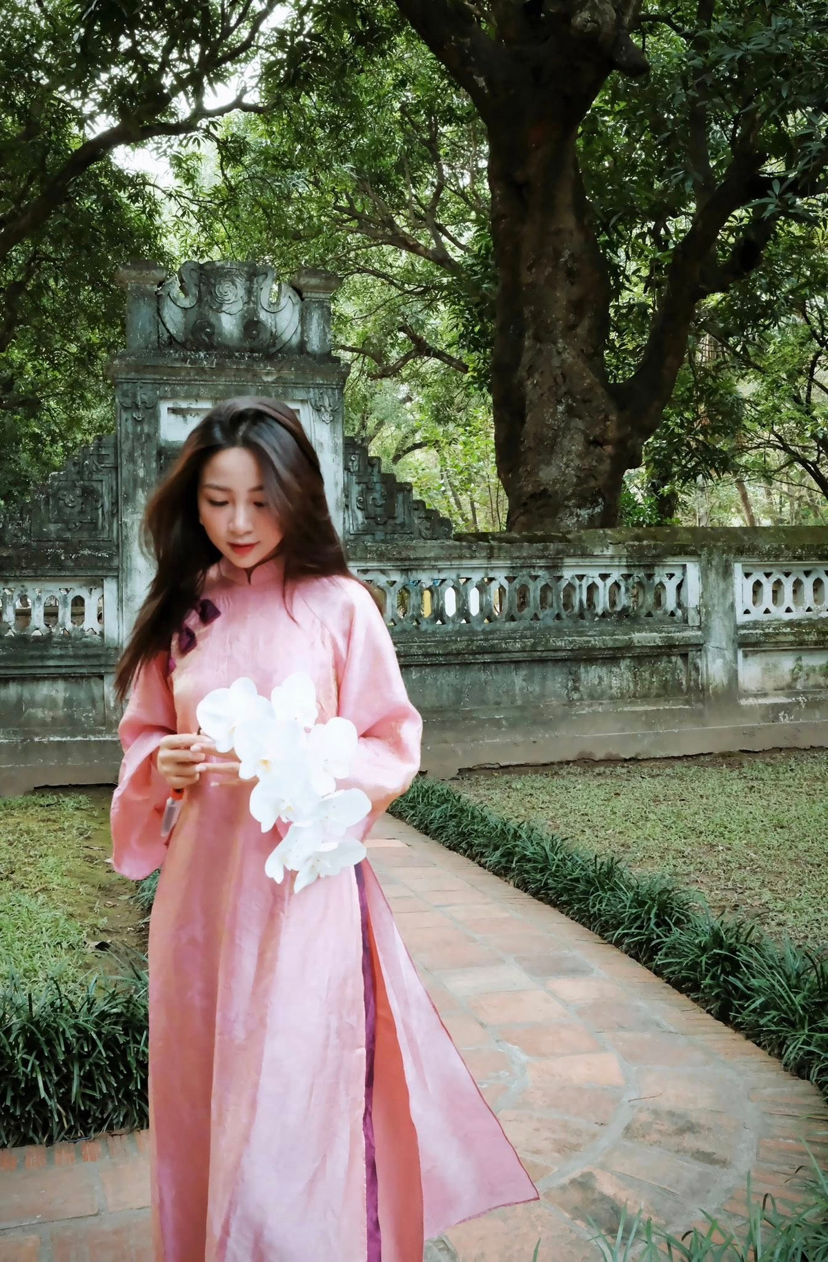 Khi cầm trên tay cành hoa trắng, Nhật Linh càng toát lên vẻ đẹp trong trẻo, an yên, đúng tinh thần của người phụ nữ Á Đông.