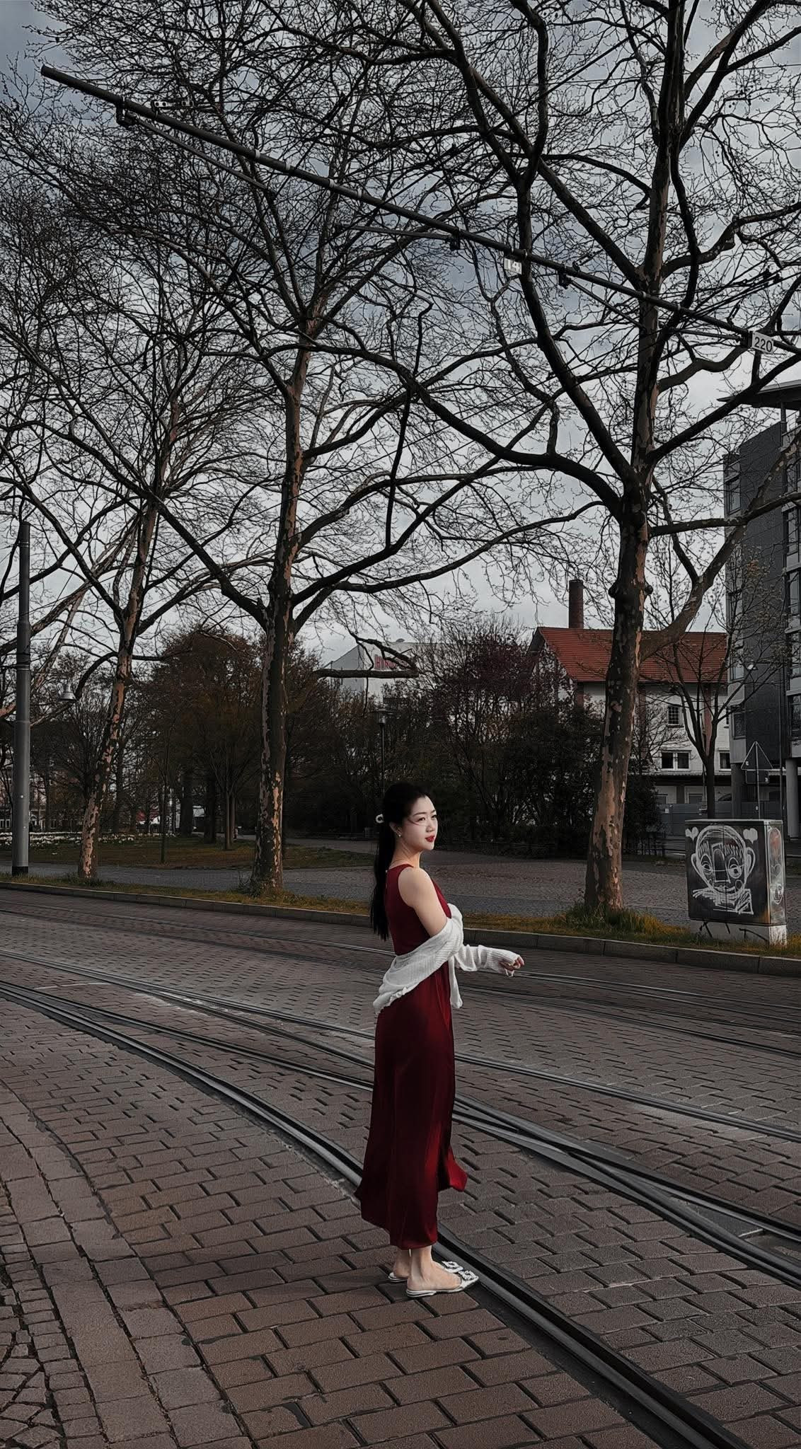 Chính vẻ đẹp không cần tô vẽ cầu kỳ nhưng vẫn đầy cuốn hút này đã giúp Nam Phương nhanh chóng trở thành một hiện tượng, được mệnh danh là "nữ tiếp viên vạn người mê" ngay từ khi những hình ảnh đầu tiên của cô trong tà áo dài xanh của hãng hàng không quốc gia được lan truyền.