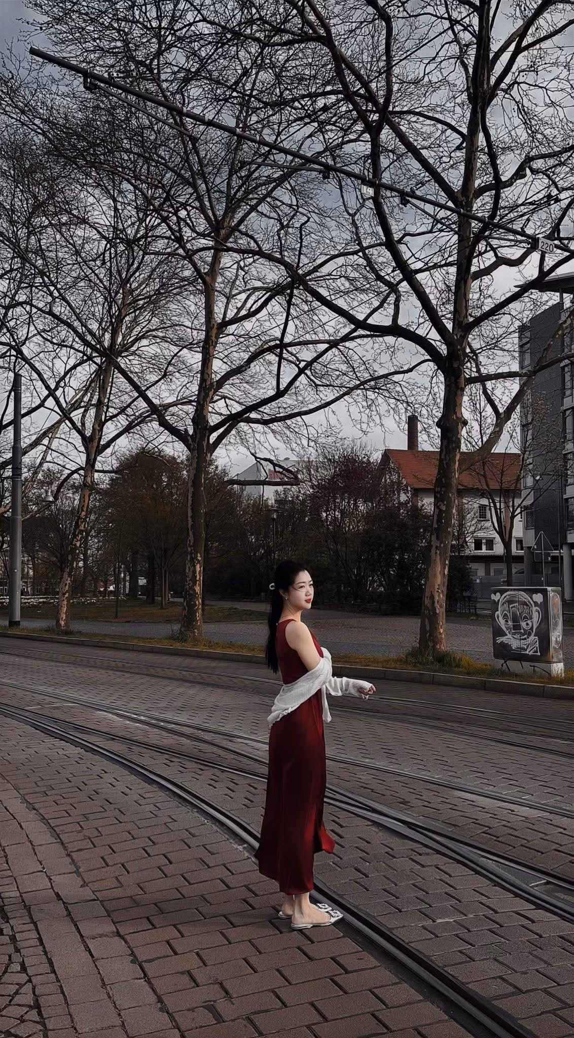 Chính vẻ đẹp không cần tô vẽ cầu kỳ nhưng vẫn đầy cuốn hút này đã giúp Nam Phương nhanh chóng trở thành một hiện tượng, được mệnh danh là "nữ tiếp viên vạn người mê" ngay từ khi những hình ảnh đầu tiên của cô trong tà áo dài xanh của hãng hàng không quốc gia được lan truyền.