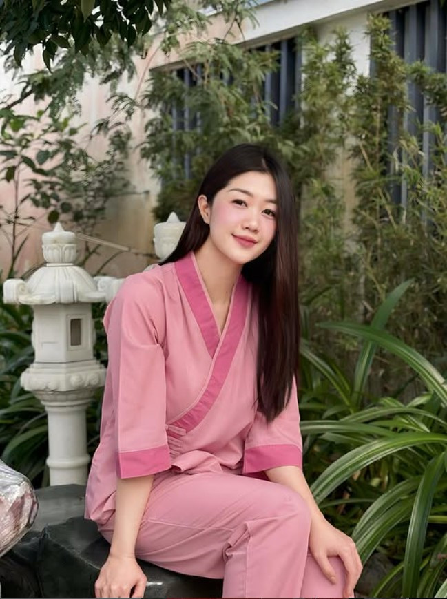 Trên trang cá nhân, Nam Phương thường xuyên chia sẻ những khoảnh khắc đời thường an yên, những chuyến du lịch sang trọng và những bí quyết chăm sóc bản thân, truyền cảm hứng về lối sống tích cực, độc lập cho nhiều bạn trẻ.