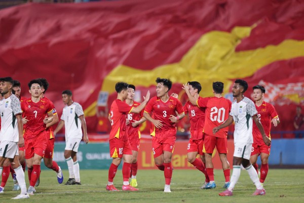 Người ghi bàn là tiền vệ mang áo số 19 Ngọc Mỹ. Trong ảnh, Ngọc Mỹ ăn mừng cùng các đồng đội sau khi ghi bàn mở tỷ số.