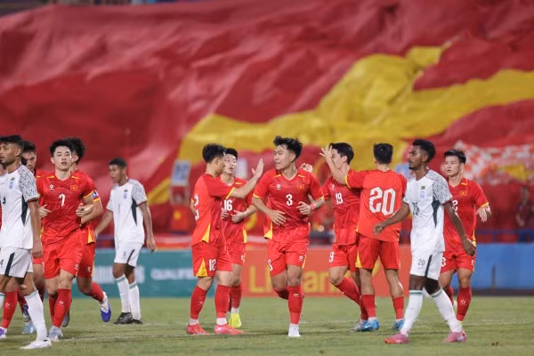 Người ghi bàn là tiền vệ mang áo số 19 Ngọc Mỹ. Trong ảnh, Ngọc Mỹ ăn mừng cùng các đồng đội sau khi ghi bàn mở tỷ số.