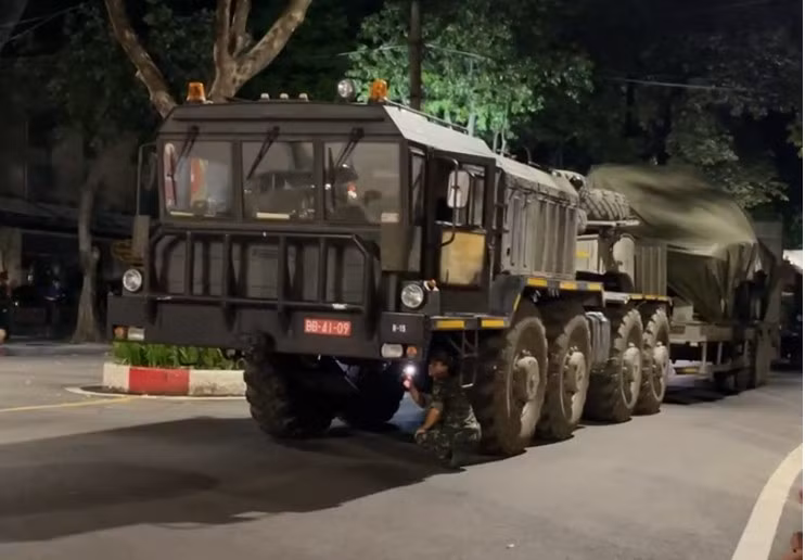 Trước khi lăn bánh rời khỏi Hà Nội những chiếc "ngựa chiến" đưa các khí tài quân sự được kiểm tra kĩ lưỡng.